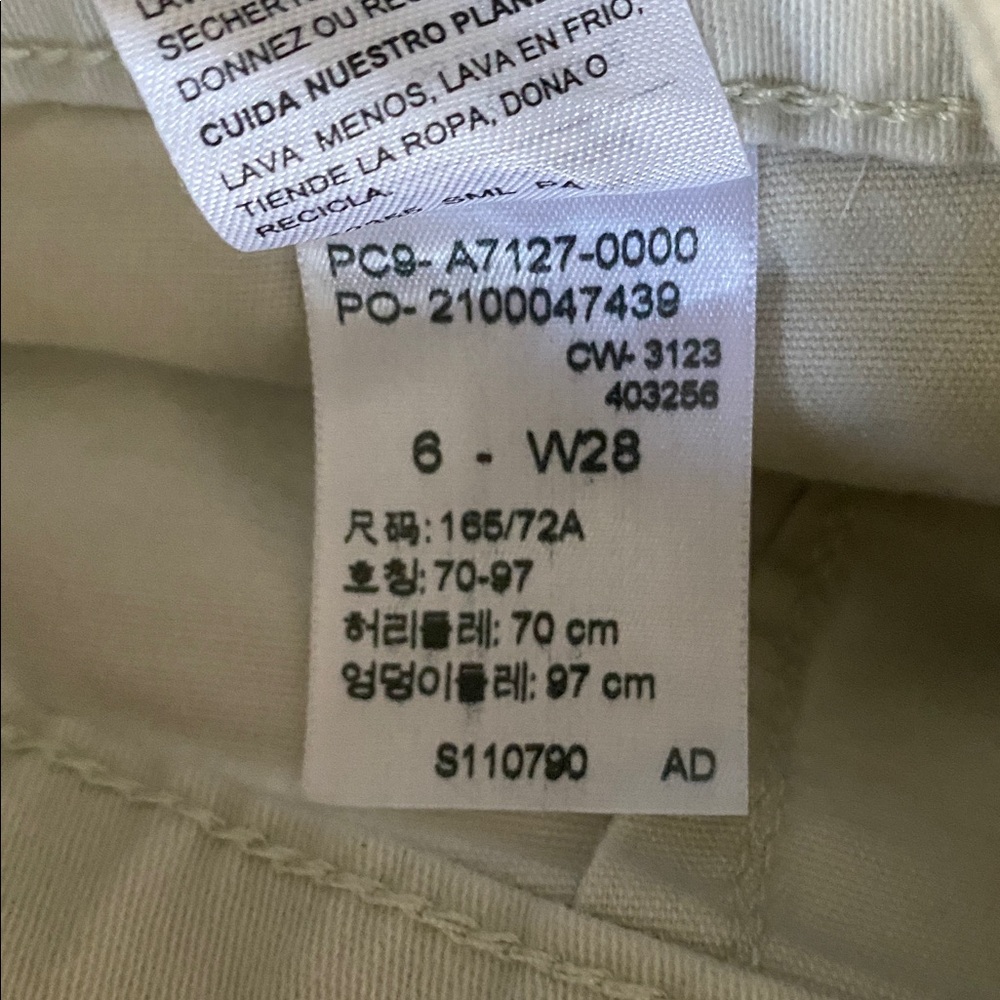 Levis Ivory EVERYDAY SHORTS High Rise Mid Length - Size 6/ W=28 - Picture 7 of 7